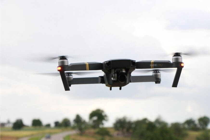 Der Smart-Home-Fox Experte fotografiert im selben Moment aus seiner First-Person-View die DJI Mavic Pro Drohne